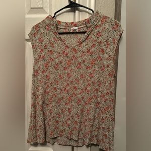 Large sage green floral boutique short sleeve top.
